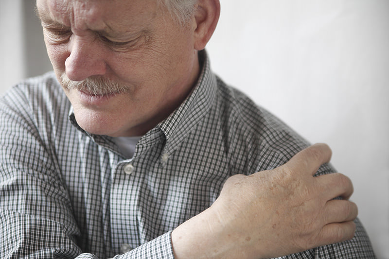 Research Compares Non-Surgical Treatments For Shoulder Pain