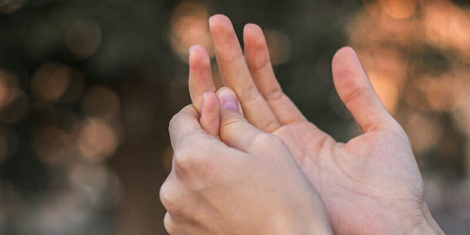 A person wondering how my finger is numb?